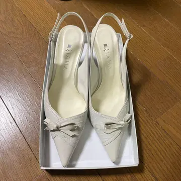 DIANA 리본 포함 화이트 펌프스 24.5cm