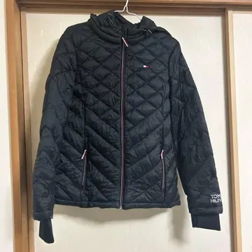 TOMMY HILFIGER 블랙 점퍼