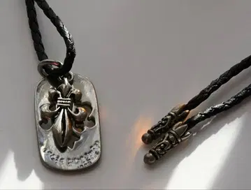 플로럴 디자인 가죽 목걸이