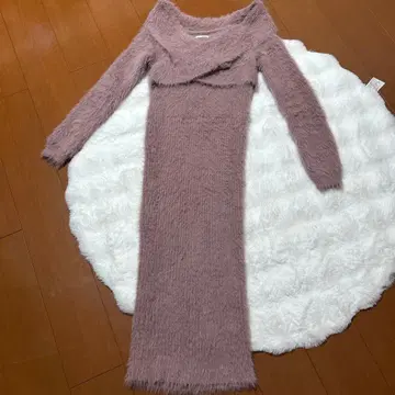 [ 새상품급 ] 리젝시 프론트 크로스 리브 페더 니트 원피스 핑크 샤기