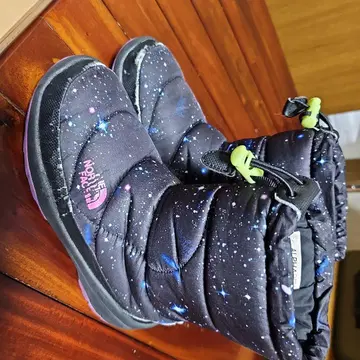 The North Face 우주 패턴 스노우 부츠