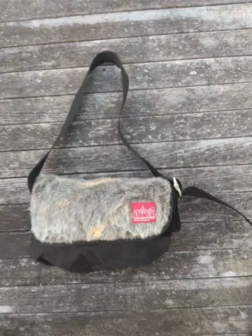 새상품급 Manhattan Portage 인조 모피 메신저 백