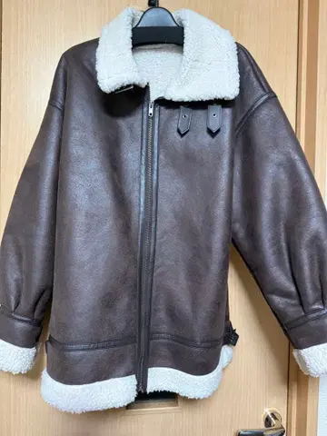 브라운 무스탕 코트