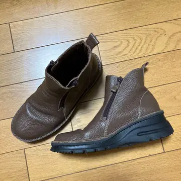 브라운 가죽 지퍼 부츠