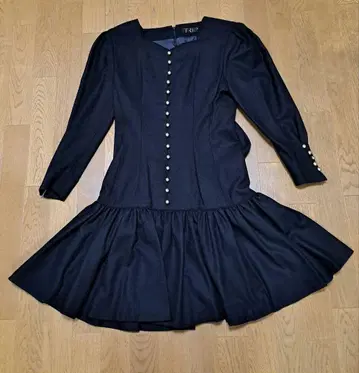 버블 시대의 네이비 긴팔 플레어 원피스