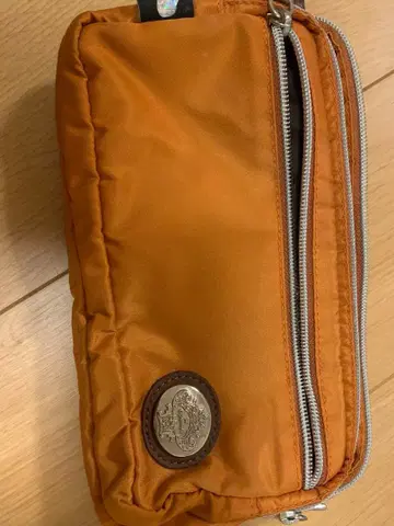 오렌지 바디백 포켓 2개 부착