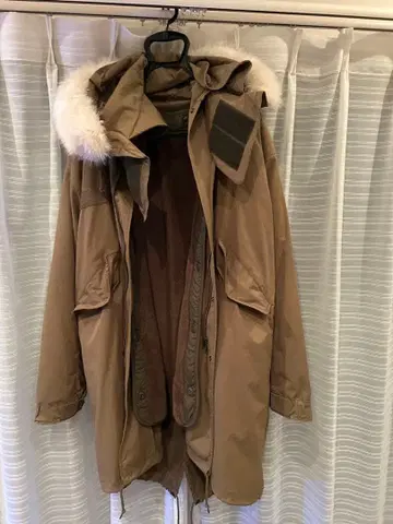 퍼 달린 베이지색 롱 모즈 코트