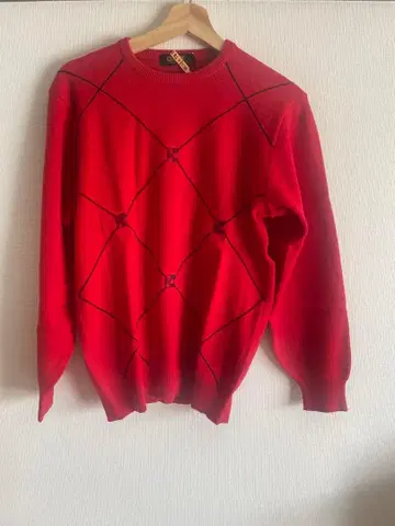 빨간색 다이아몬드 패턴 니트 스웨터