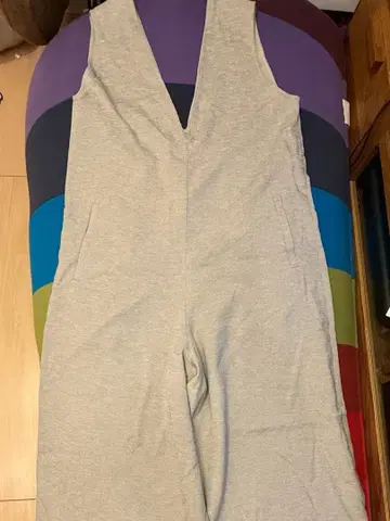 레리움 베이지 V넥 슬리브리스 올인원