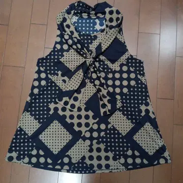 코랄 튜닉 베스트 리본 포함 기하학 패턴