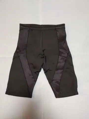 CW-X 블랙 하프 레깅스