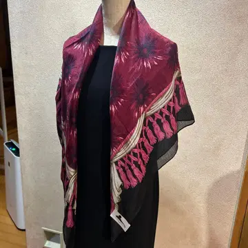 샹탈 토마스, 꽃무늬 버건디 실크 대형 스카프, 미사용 택 포함.