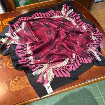 샹탈 토마스, 꽃무늬 버건디 실크 대형 스카프, 미사용 택 포함.