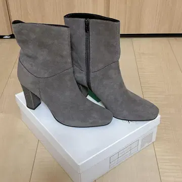 그레이 스웨이드 느낌 부츠 사이드 지퍼 부착