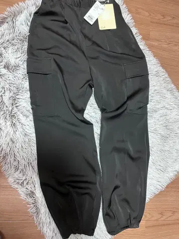 [택 포함] 월드 에프로브 밑단이 조여지는 카고 팬츠 새틴 블랙