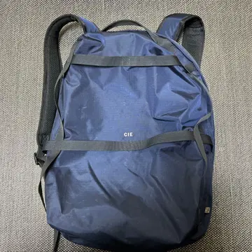 CIE 네이비 백팩