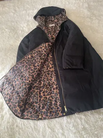 후드 부착 블랙 레오파드 무늬 롱 다운 코트