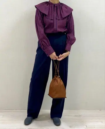 맥피의 케이프 칼라 블라우스