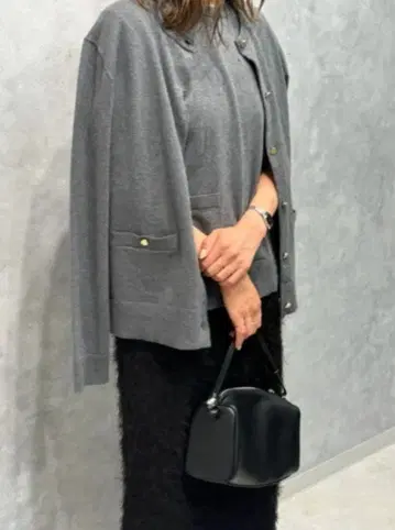 [작년 구매] 미라 오웬 금장 버튼 포켓 디자인 니트 가디건 그레이