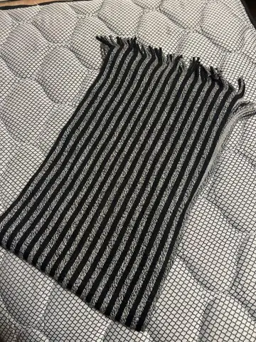 정장 셀렉트 블랙과 그레이 스트라이프 머플러