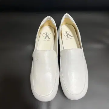 Calvin Klein 화이트 가죽 로퍼