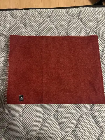 정장 셀렉트 빨간색 프린지 머플러 로고 택