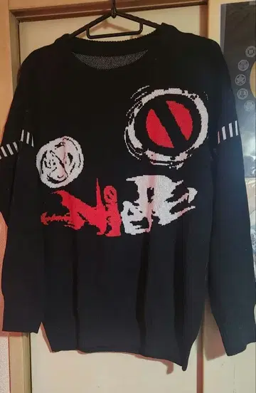 그래픽 프린트 블랙 니트 스웨터