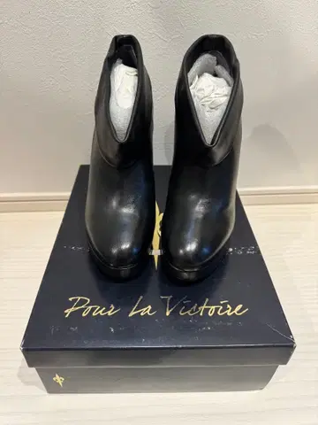 Pour La Victoire 블랙 가죽 웨지 부티