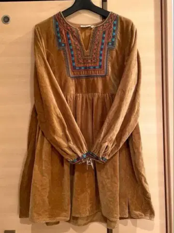 티티카카 코튼 벨벳 자수 튜닉 오커