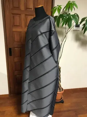 하자있는 핸드메이드 원피스 코쿤 롱 유명 브랜드 원단 사용 그레이 블랙