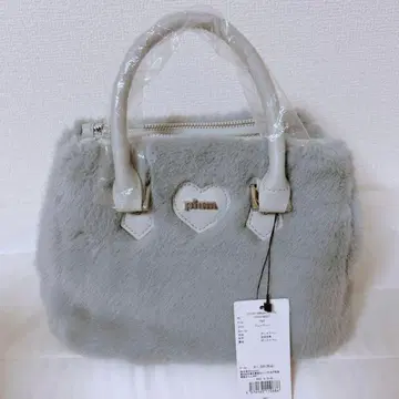 새상품 미사용 pium 비쥬 체인 달린 pium 하트 퍼 백 그레이
