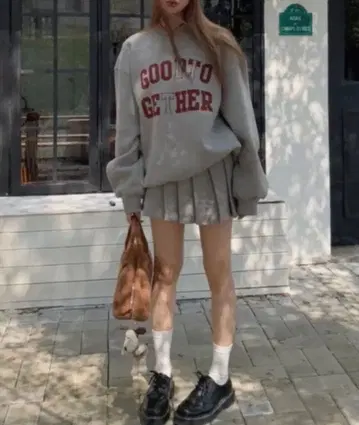 LOULOU select 로고 맨투맨 & 플리츠 스커트 셋업