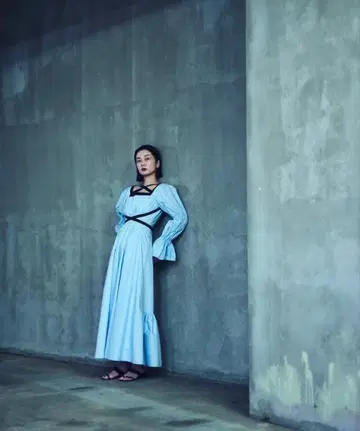 히로사이 볼륨 디자인 스퀘어 넥 드레스 맥시 길이 블루