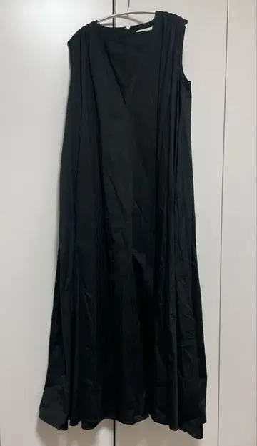 ADEAM 블랙 슬리브리스 롱 원피스