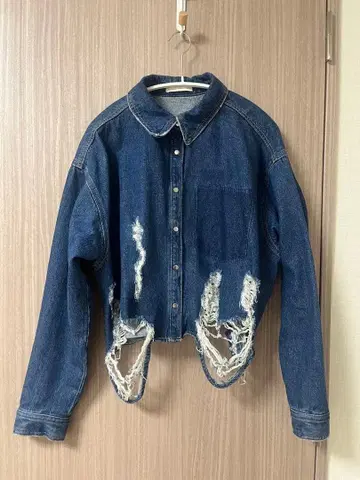 Chico 데미지 가공 크롭 데님 자켓