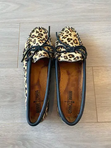MINNETONKA 레오파드 무늬 모카신