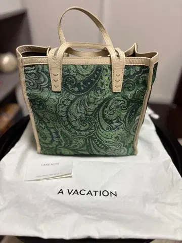 A VACATION 페이즐리 무늬 핸드백