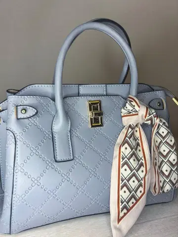 라이트 블루 퀼팅 핸드백 스카프 포함