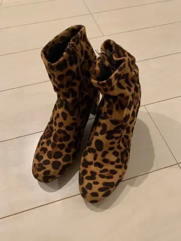 레오파드 무늬 스웨이드 숏부츠