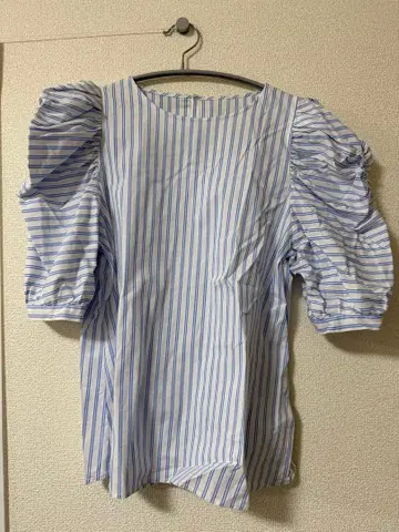 INDVI 스트라이프 퍼프 슬리브 블라우스