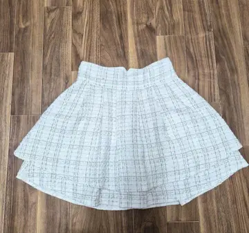 화이트 체크 무늬 플레어 스커트