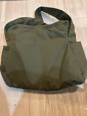 유니클로 소프트 퍼피 숄더백 카키