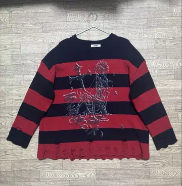 11SH97 블랙 레드 스트라이프 자수 스웨터