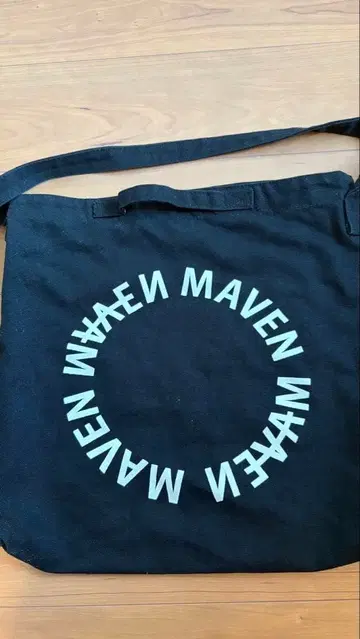 블랙 로고 토트백