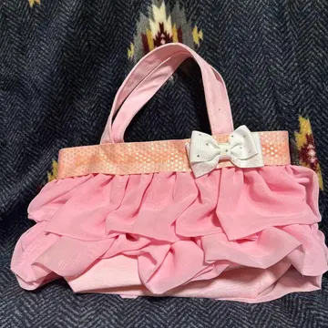 리본 프릴이 달린 핑크 핸드백