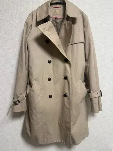 베이지 더블 브레스트 트렌치코트