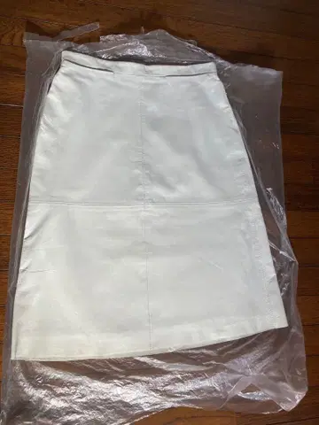 새상품급 윔 가젯 램 가죽 플레어 타이트 스커트 화이트 36