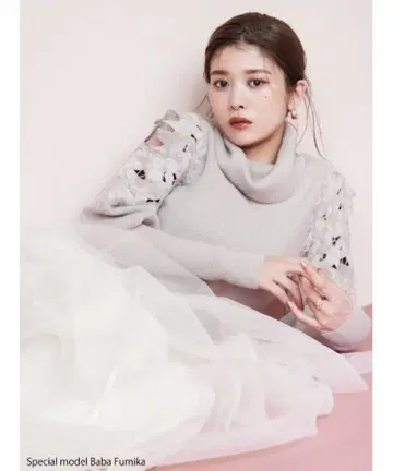 SNIDEL 플라워 자수 터틀넥 니트