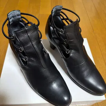 레이스업 블랙 가죽 부츠 중간 힐