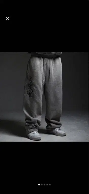 자수 로고 포함 라이트 그레이 스웨트 팬츠